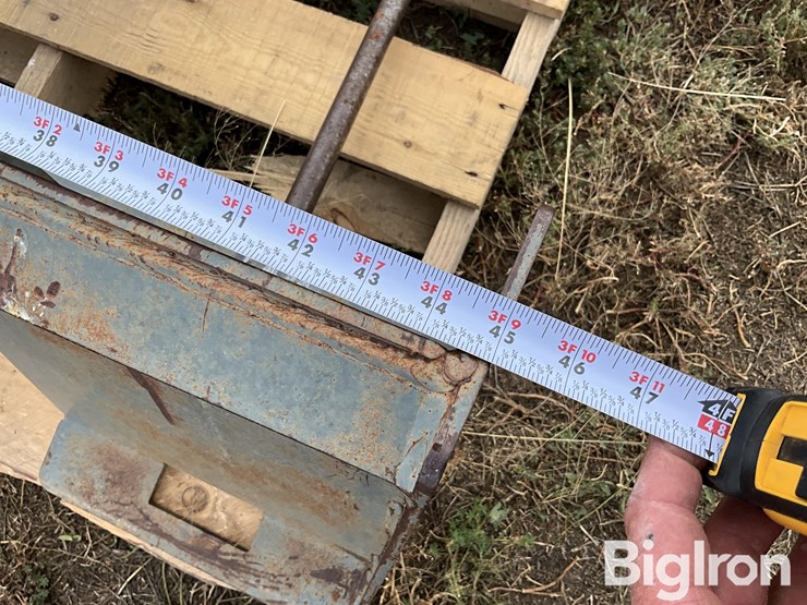 worksaver-skid-steer-bale-spear-attachment-image-12