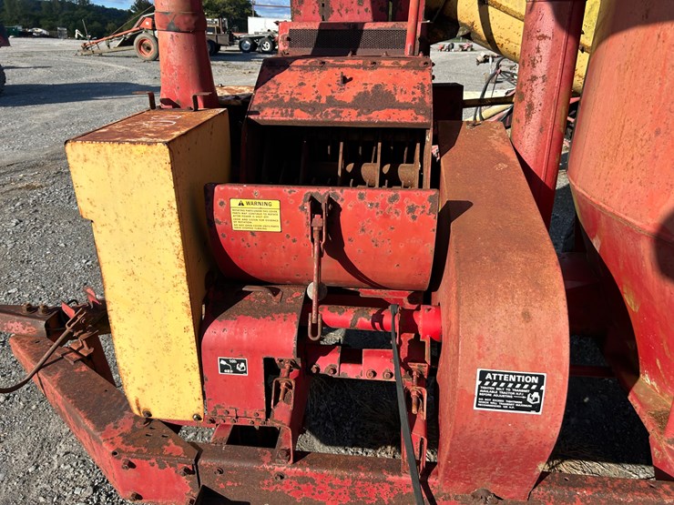 new-holland-358-image-11