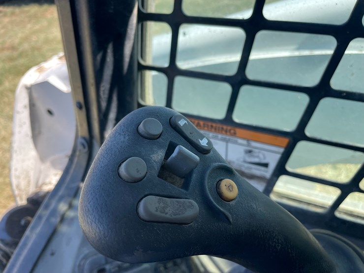 2015-bobcat-s750-image-22
