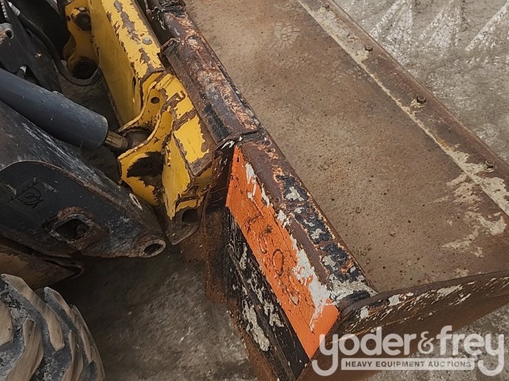 2018-deere-318g-image-21