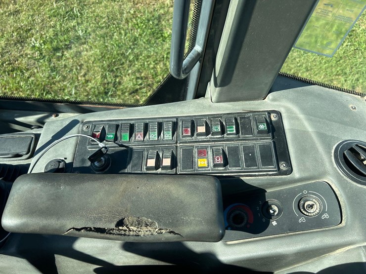 2011-deere-244j-image-19