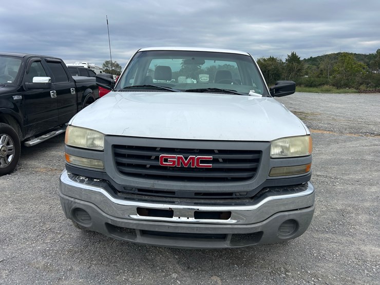 2004-gmc-sierra-2500-image-5