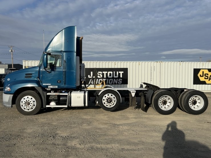 2017-mack-cxu613-tri-axle-truck-tractor-image-7
