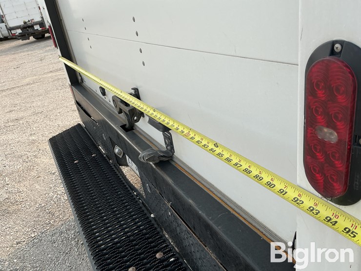 2022-chevrolet-express-3500-image-15