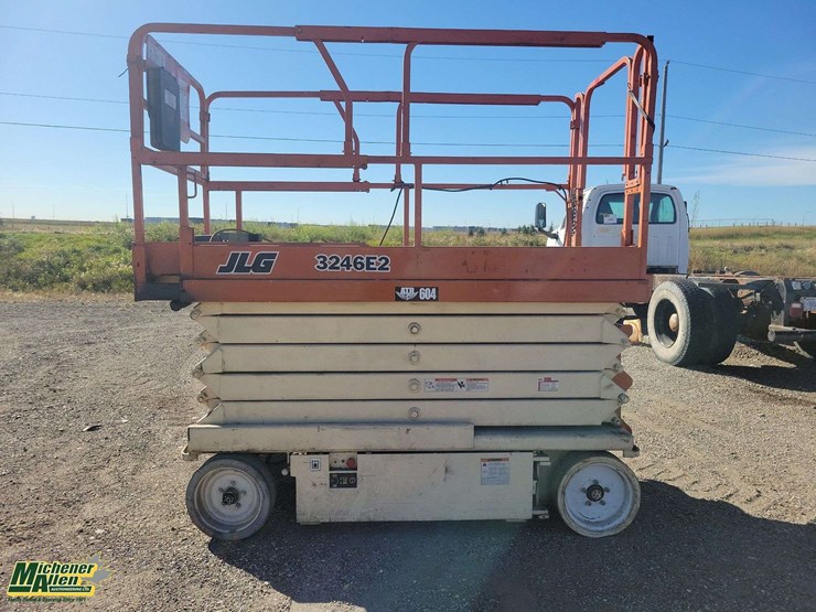 electric-scissor-lift-non-operable-2000-jlg-3246-f2-700-lbs-scissor-lift-image-2