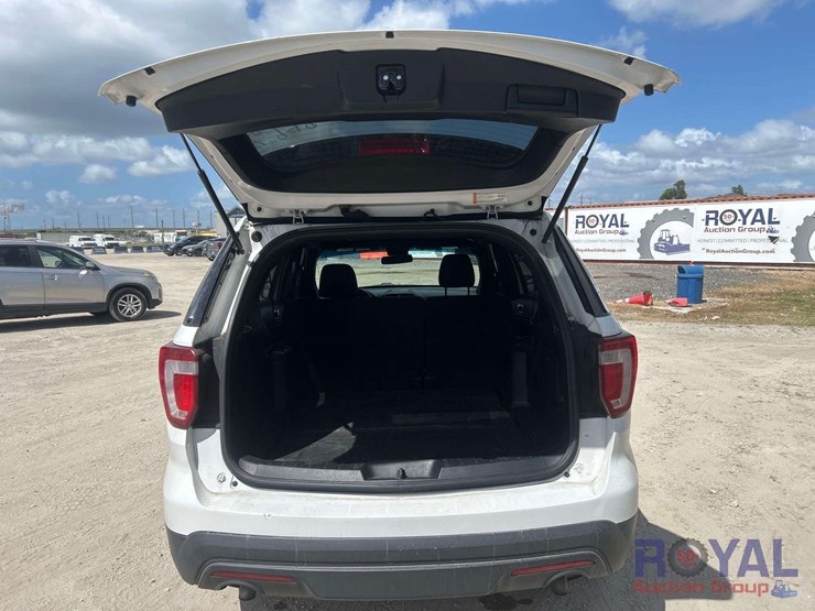 2016-ford-explorer-image-30