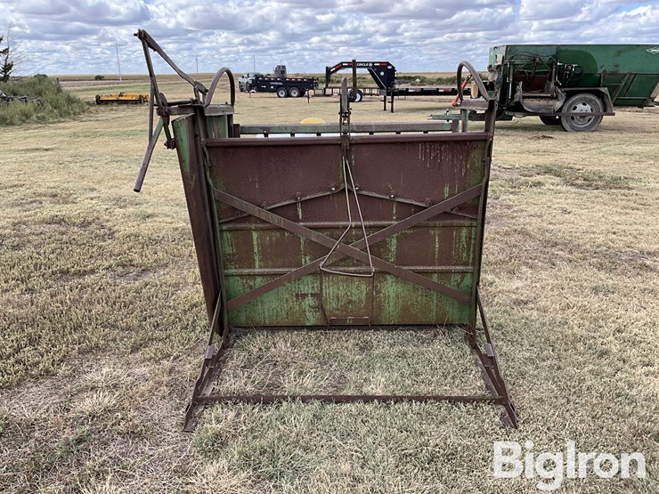 calf-cradle-squeeze-chute-image-8