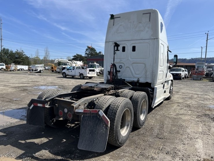 2016-freightliner-t/a-sleeper-truck-tractor-image-4