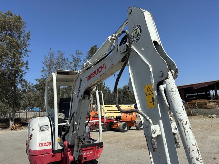2017-takeuchi-tb230-image-7