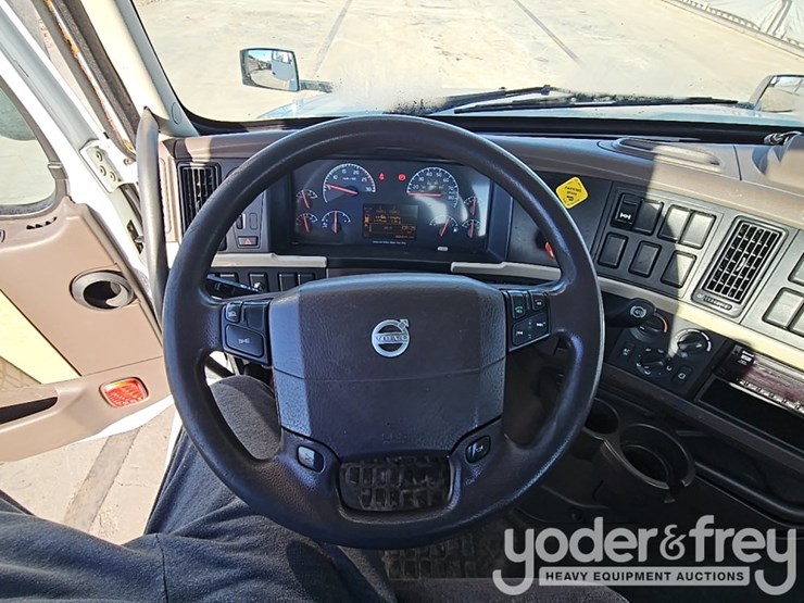2018-volvo-10-image-38
