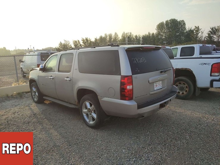 2008-chevrolet-suburban-image-2