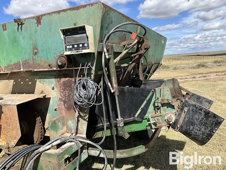 henke-b240-feeder-wagon-image-14