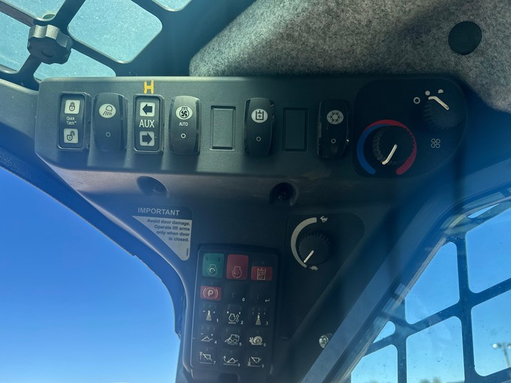 2016-deere-326e-image-18