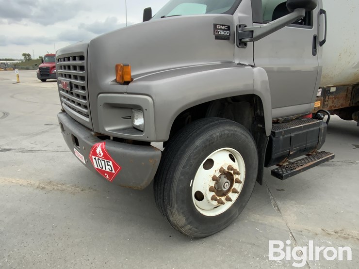 2006-gmc-topkick-image-12