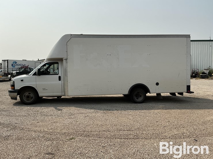 2019-gmc-savana-4500-2wd-box-delivery-van-image-8