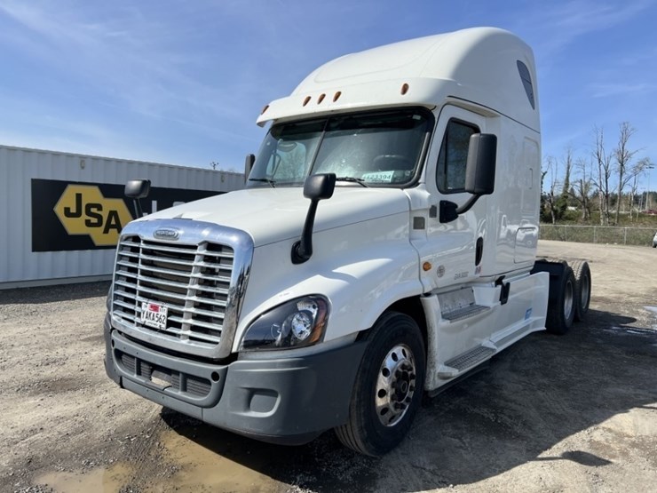 2016-freightliner-t/a-sleeper-truck-tractor-image-1