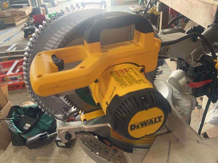 dewalt-12”-compound-miter-saw-(dws715)-image-2