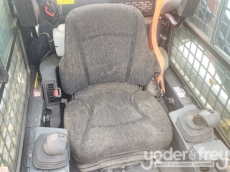 2018-deere-318g-image-22