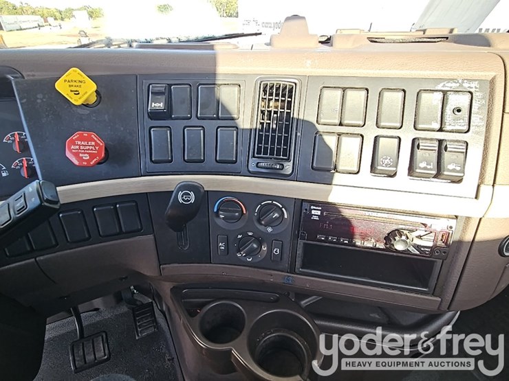 2018-volvo-10-image-32