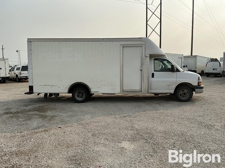 2022-chevrolet-express-3500-image-4