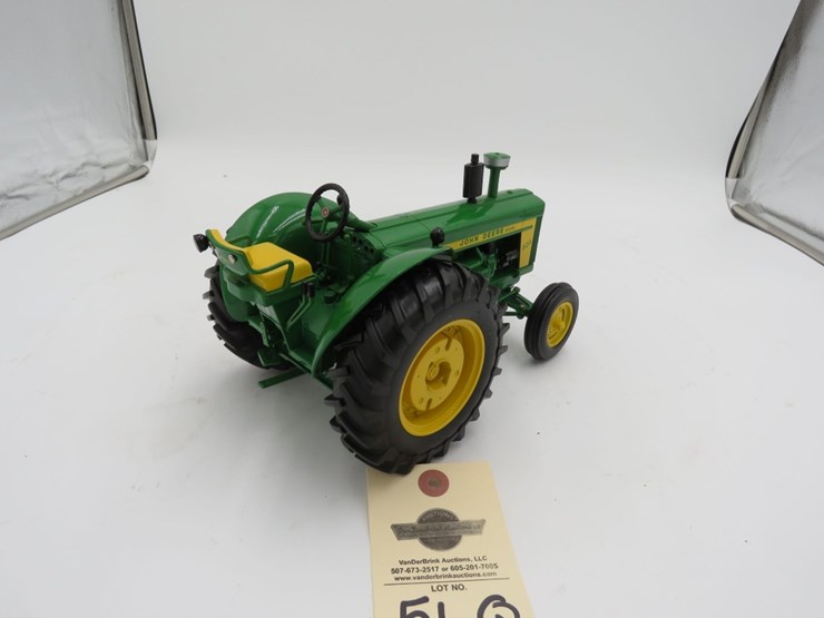 ertl-1/16th-scale-john-deere-820-toy-tractor-image-5
