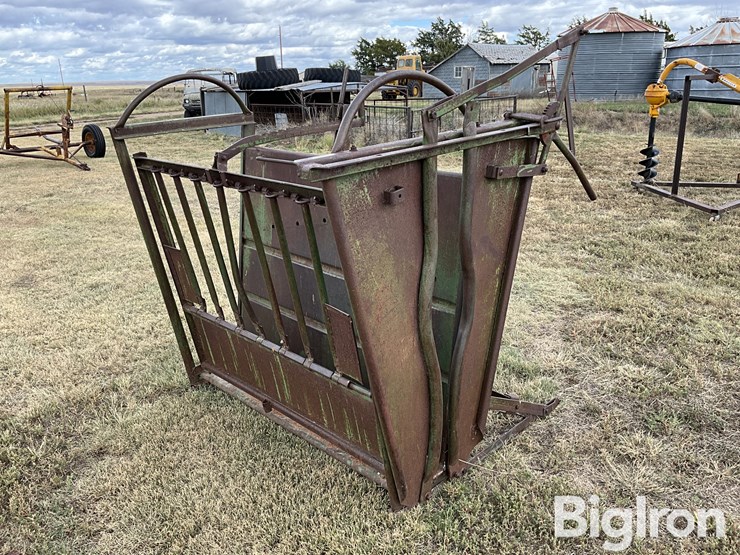 calf-cradle-squeeze-chute-image-3