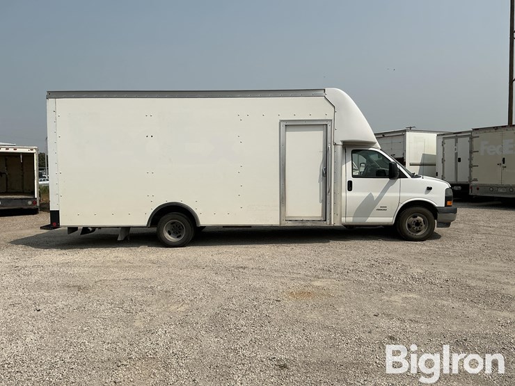 2019-gmc-savana-4500-2wd-box-delivery-van-image-4