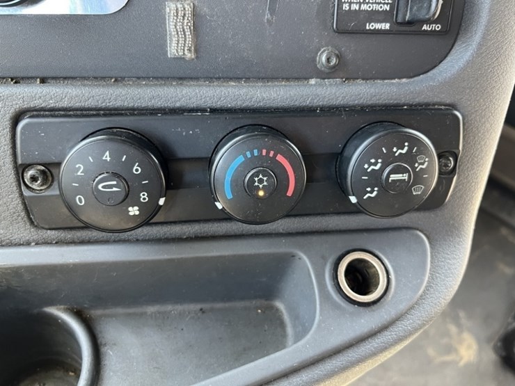 2016-freightliner-t/a-sleeper-truck-tractor-image-35