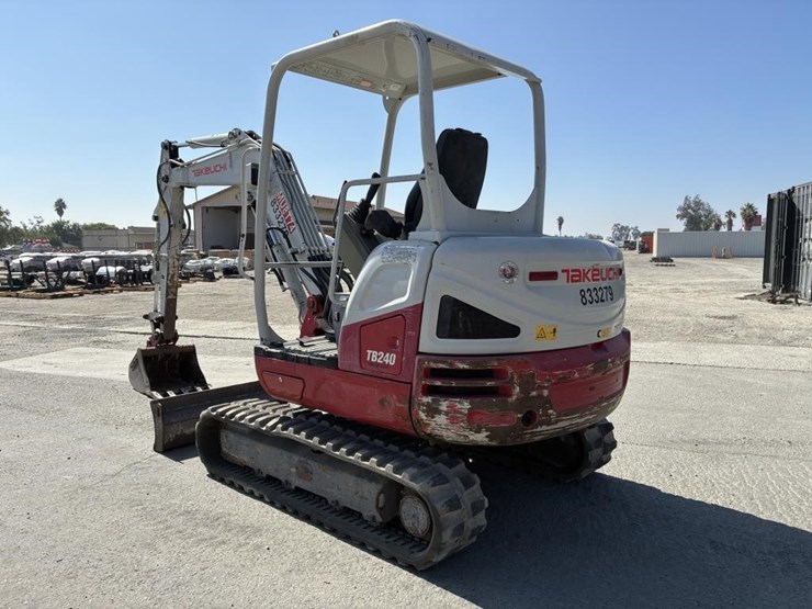 2017-takeuchi-tb240-image-4