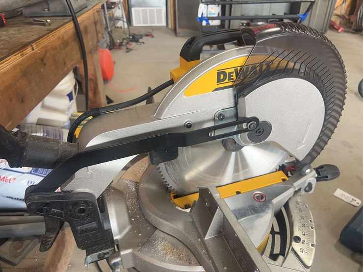 dewalt-12”-compound-miter-saw-(dws715)-image-5