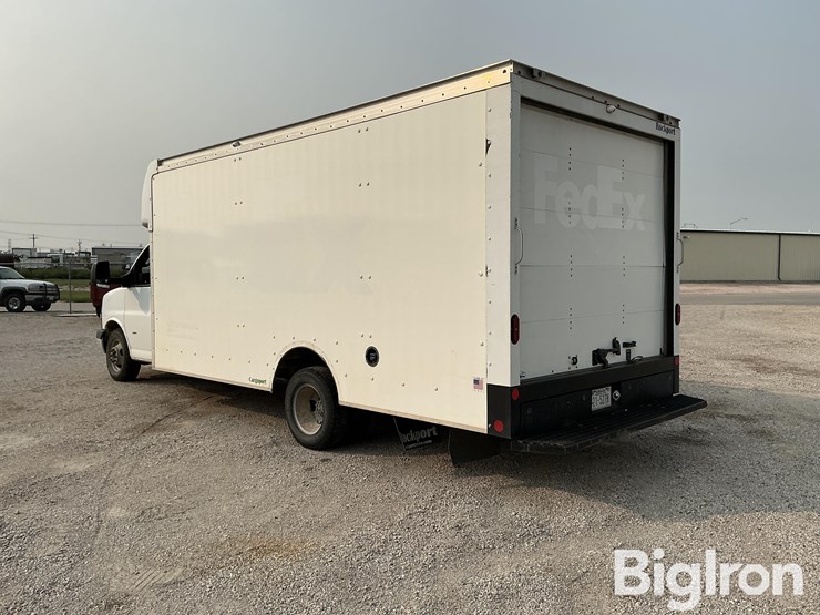 2022-chevrolet-express-3500-image-7