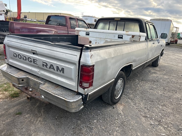 1990-dodge-d150-image-4
