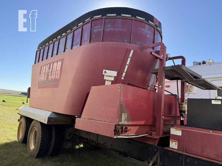 2005-peterbilt-335-image-3