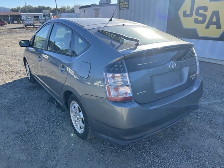 2005-toyota-prius-hybrid-sedan-image-6