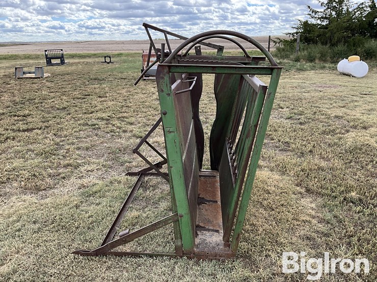 calf-cradle-squeeze-chute-image-6