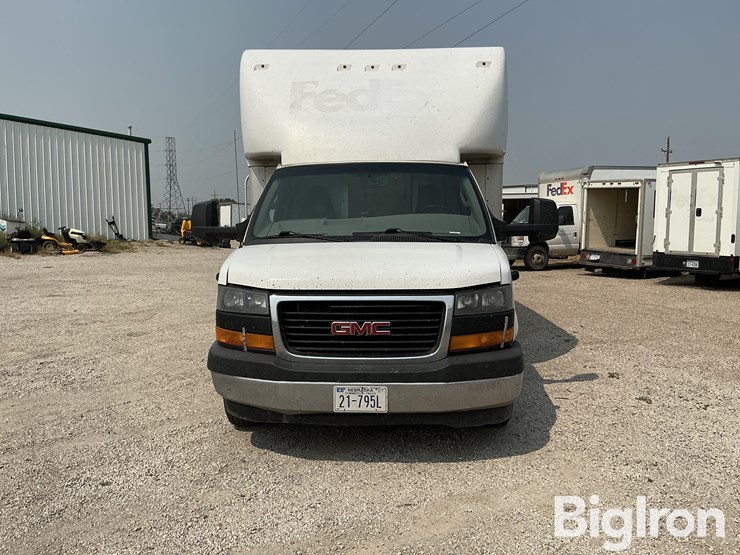 2019-gmc-savana-4500-2wd-box-delivery-van-image-2