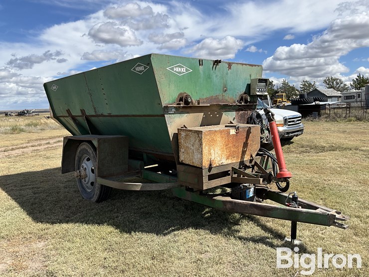 henke-b240-feeder-wagon-image-3