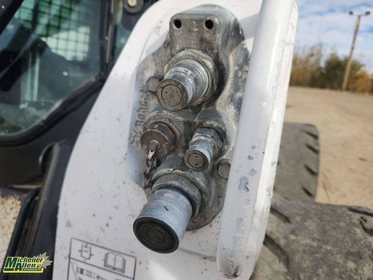 2010-bobcat-s650-image-34