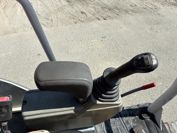 2017-takeuchi-tb230-image-22