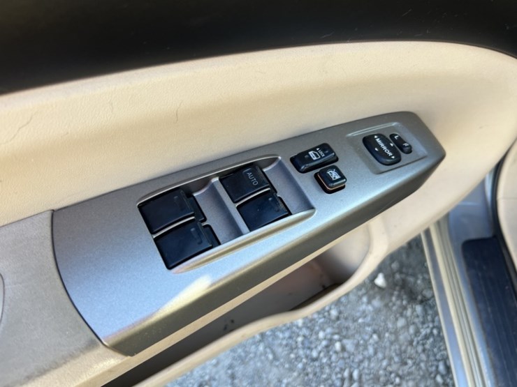 2005-toyota-prius-hybrid-sedan-image-24