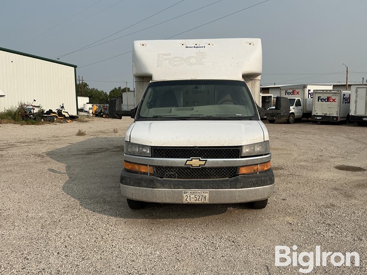 2022-chevrolet-express-3500-image-2