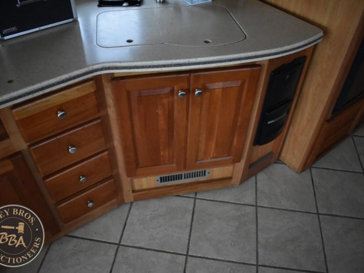 2006-thor-motor-coach-mandalay-40e-38083-image-64