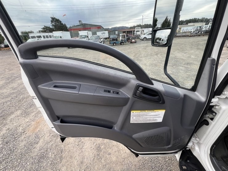 2011-isuzu-nrr-image-28