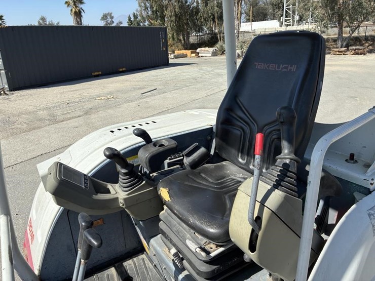 2017-takeuchi-tb240-image-21