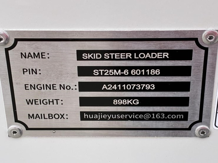 2024-bttl-st25m-6-skid-steer-track-loader-image-12