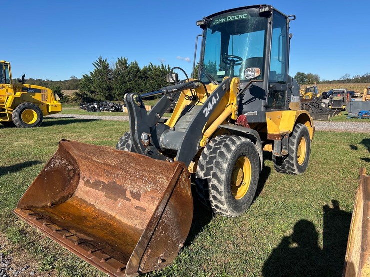 2011-deere-244j-image-1