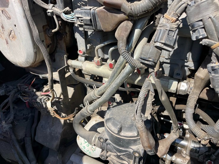 2012-bobcat-s750-image-19
