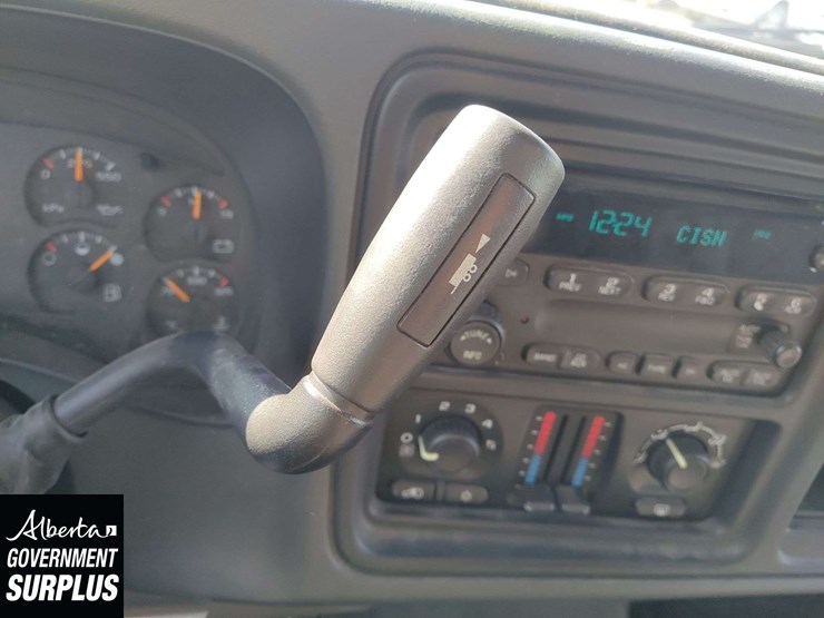 2006-chevrolet-suburban-image-11