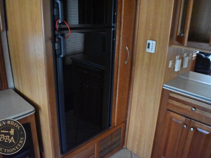 2006-thor-motor-coach-mandalay-40e-38083-image-66
