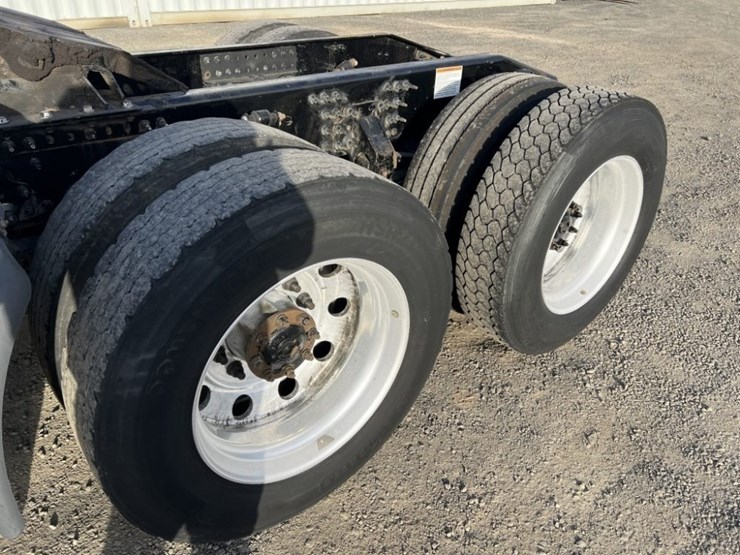 2017-mack-cxu613-tri-axle-truck-tractor-image-13